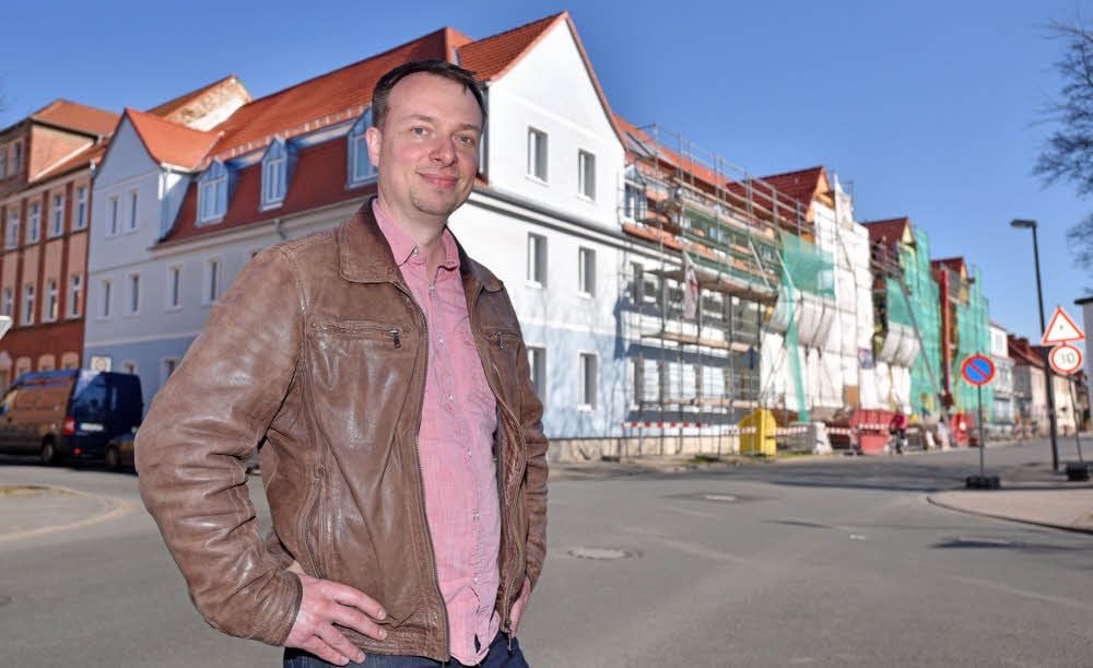 Der Berliner IT-Spezialist und Investor blickt zufrieden auf das Ergebnis seiner Arbeit. Mit einem zuverlässigen Team von Handwerkern hat er den Häuserkomplex an der Bitterfelder Puschkinstraße saniert. Am 12. April soll der Eingang von der Feldstraße fertiggestellt sein, damit die Teilnehmer des Osterspazierganges duch das Dichterviertel einen Blick in das Haus werfen können.