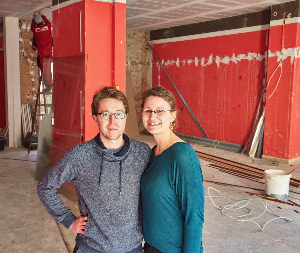 Konrad Auer und Anna Leiser in den Räumlichkeiten, die zu einem Café umgebaut werden.