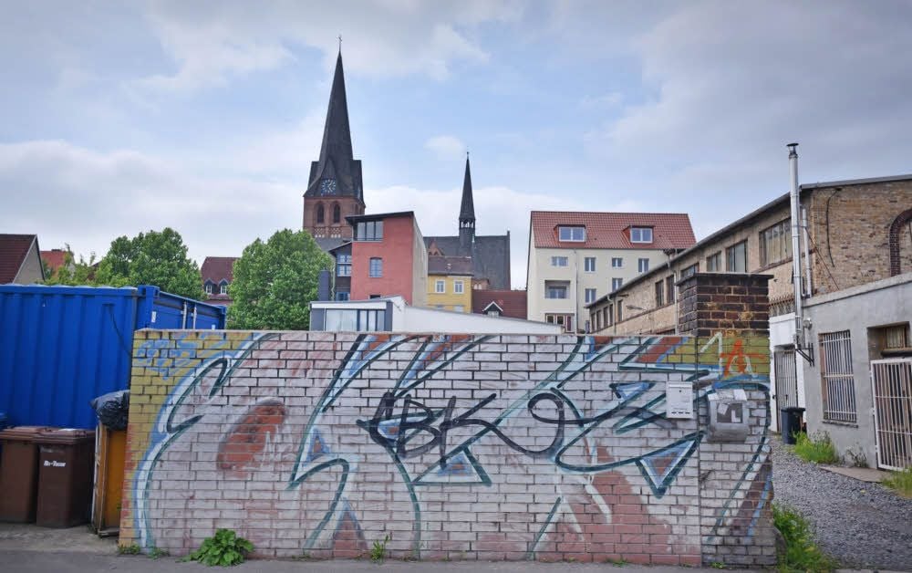 Mauern wie am Bitterfelder Teichwall sind beliebte Objekte der Sprayer.