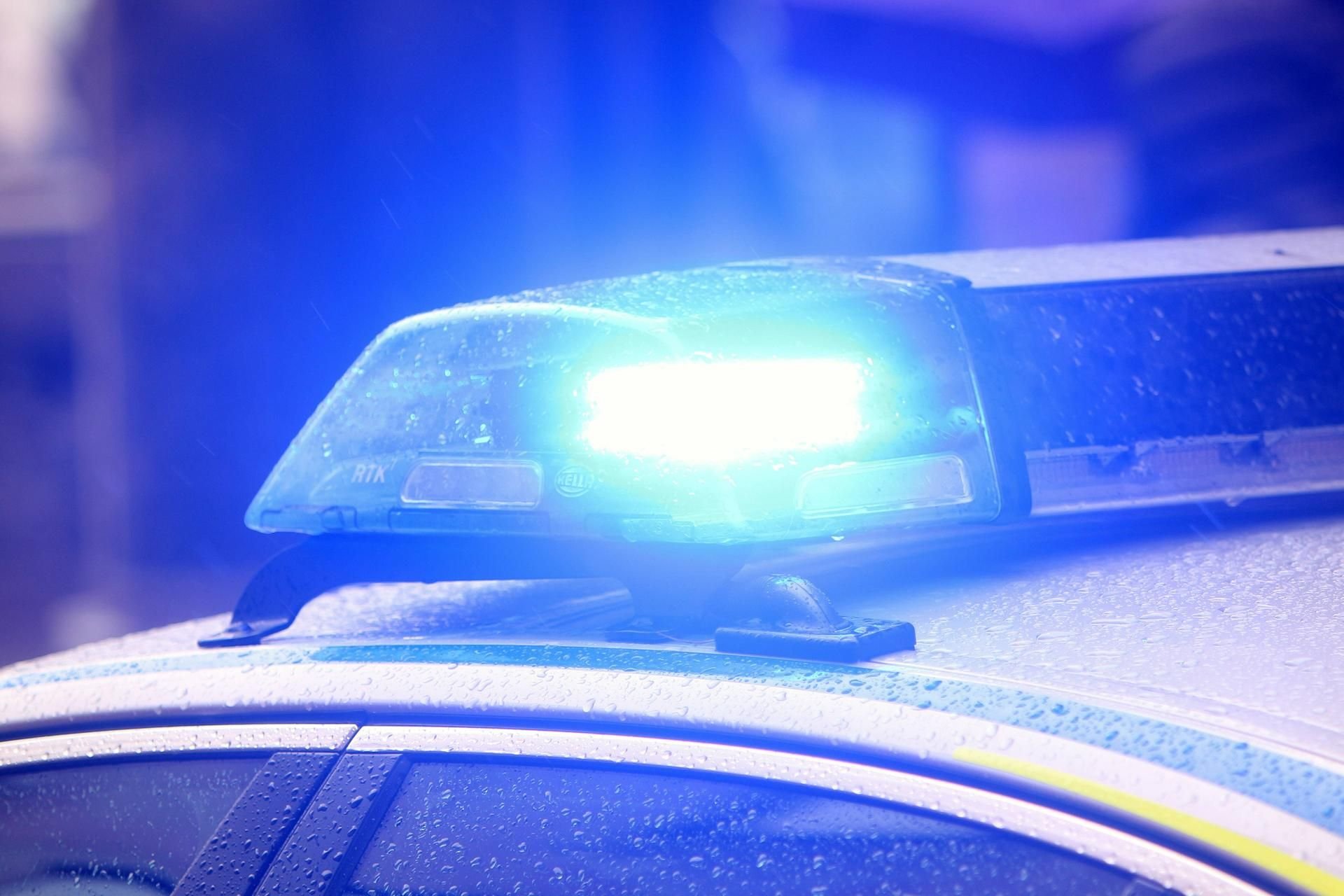 Die Polizei sucht nach Tätern, die am Freitagmorgen einem Zeitungszusteller in Merseburg den PKW gestohlen haben.