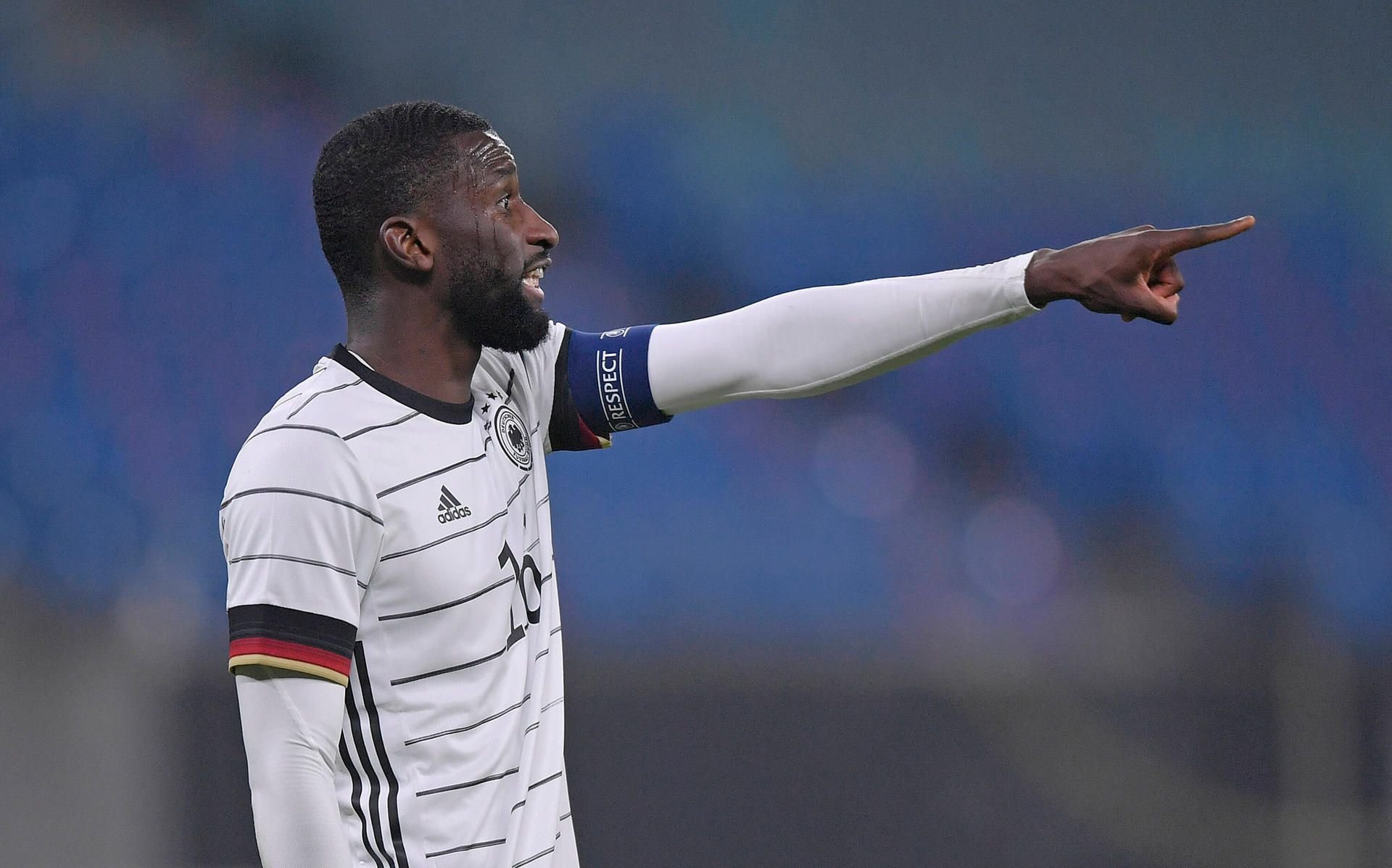 Fußball-Nationalspieler Antonio Rüdiger hat mit einer besonderen Geste seine Wertschätzung für das am Limit arbeitende Pflegepersonal auf COVID-19-Stationen gezeigt.