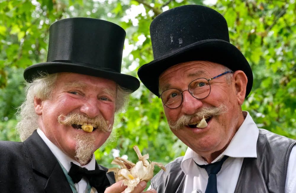 Die Vereinsmitglieder Klaus Pechstedt (links) und Egon Finke genießen den Knoblauch auch gerne in seiner Knollenform.