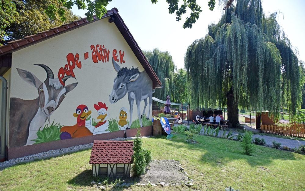 Das Sozialgebäude des Tiergeheges in der Grünen Lunge von Bitterfeld.