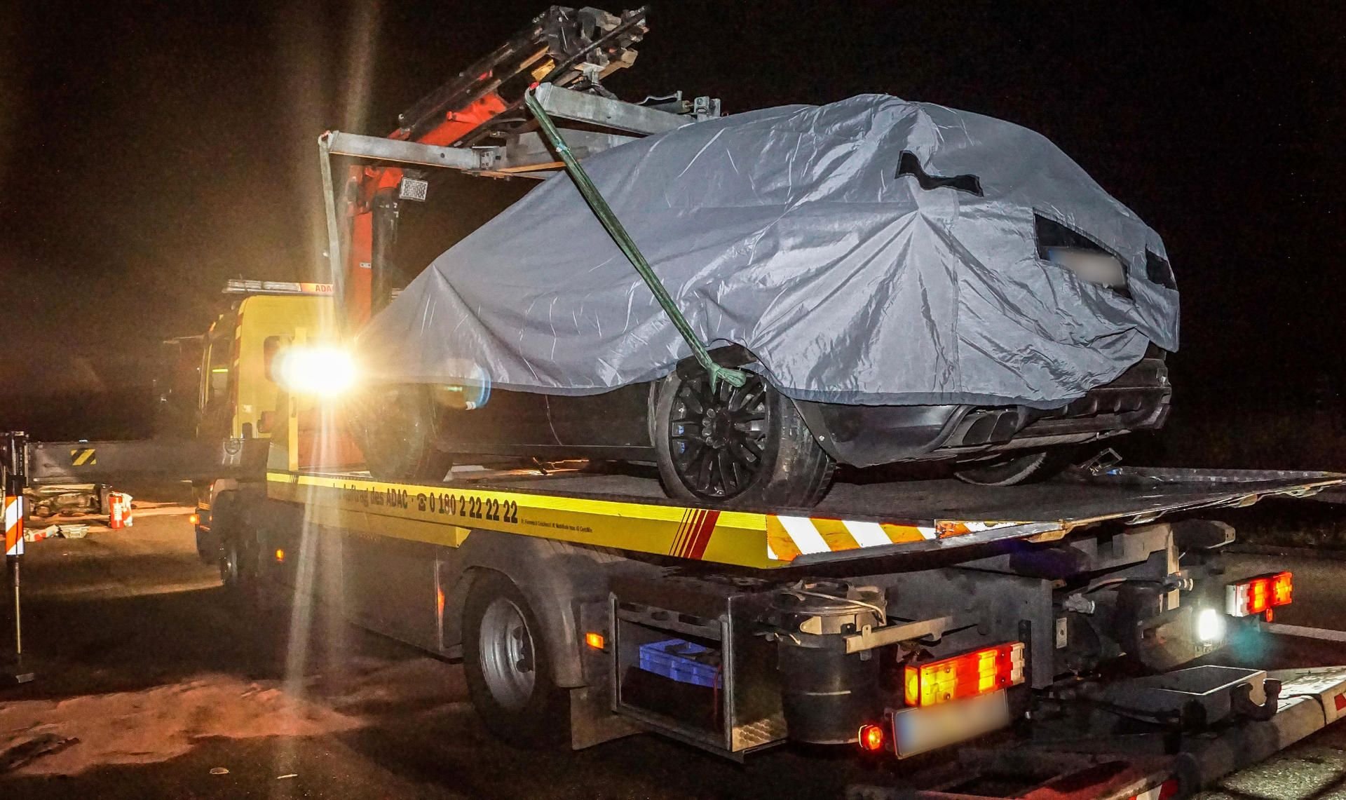 Ein Porsche-Testwagen ist auf der A81 in einen Kleinwagen gerast.