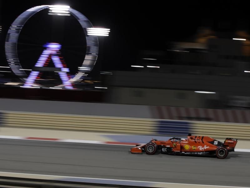 Spektakel in Bahrain: Ferrari-Pilot Sebastian Vettel dreht in Sakhir seine Runden. Foto: Luca Bruno/AP