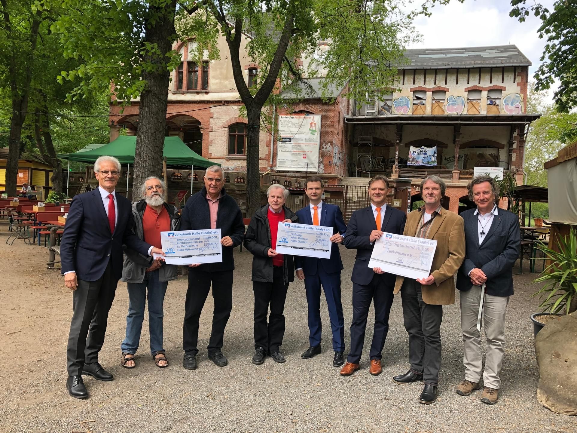 Die Volksbank verteilt Spenden. Von links: Harald Lesch, Vorstand der Stiftung Volksbank, Norbert Nowak und Klaus König vom Förderverein Kirche Wörmlitz, Ulrich Schröder von der Stiftung Altes Rathaus, Sascha Gläßer und Jan Röder (Vorstand Volksbank Halle) sowie Frank Bünsow und Roland Gebert vom Vorstand des Peißnitzhauses.