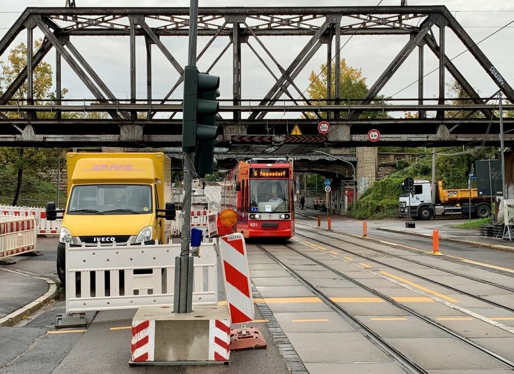 Die Argentinierbrücke aus genietetem Stahl, die die Merseburger Straße am Rosengarten überspannt, wird abgerissen und entsorgt.