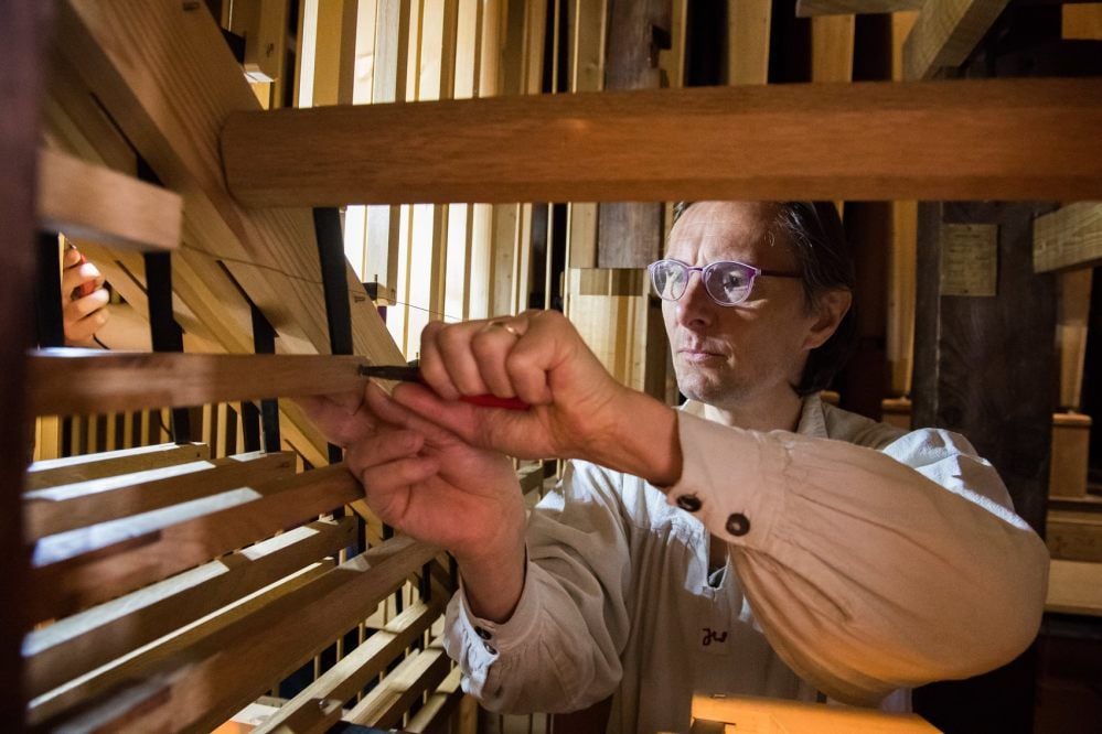 Innerhalb der jährlichen Wartung der historischen Hildebrandt-Orgel der Naumburger Stadtkirche St. Wenzel baut Jan Werner Registerzugstangen ein. Der Orgelbauer ist mit dem Instrument bestens vertraut.