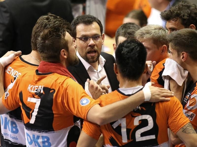 Die Berlin Volleys um Trainer Cedric Enard (M.) setzten sich gegen den VfB Friedrichshafen zu Hause durch. Foto: Andreas Gora