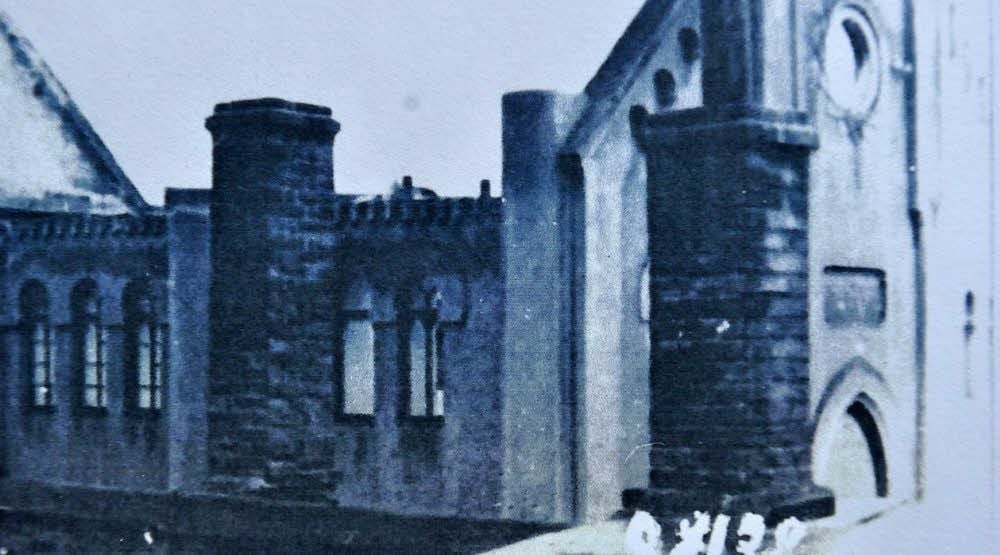 Nach der Pogromnacht ist von der Synagoge in der Langen Straße in Jeßnitz nur noch eine Ruine übrig. Sie wurde nie wieder aufgebaut.