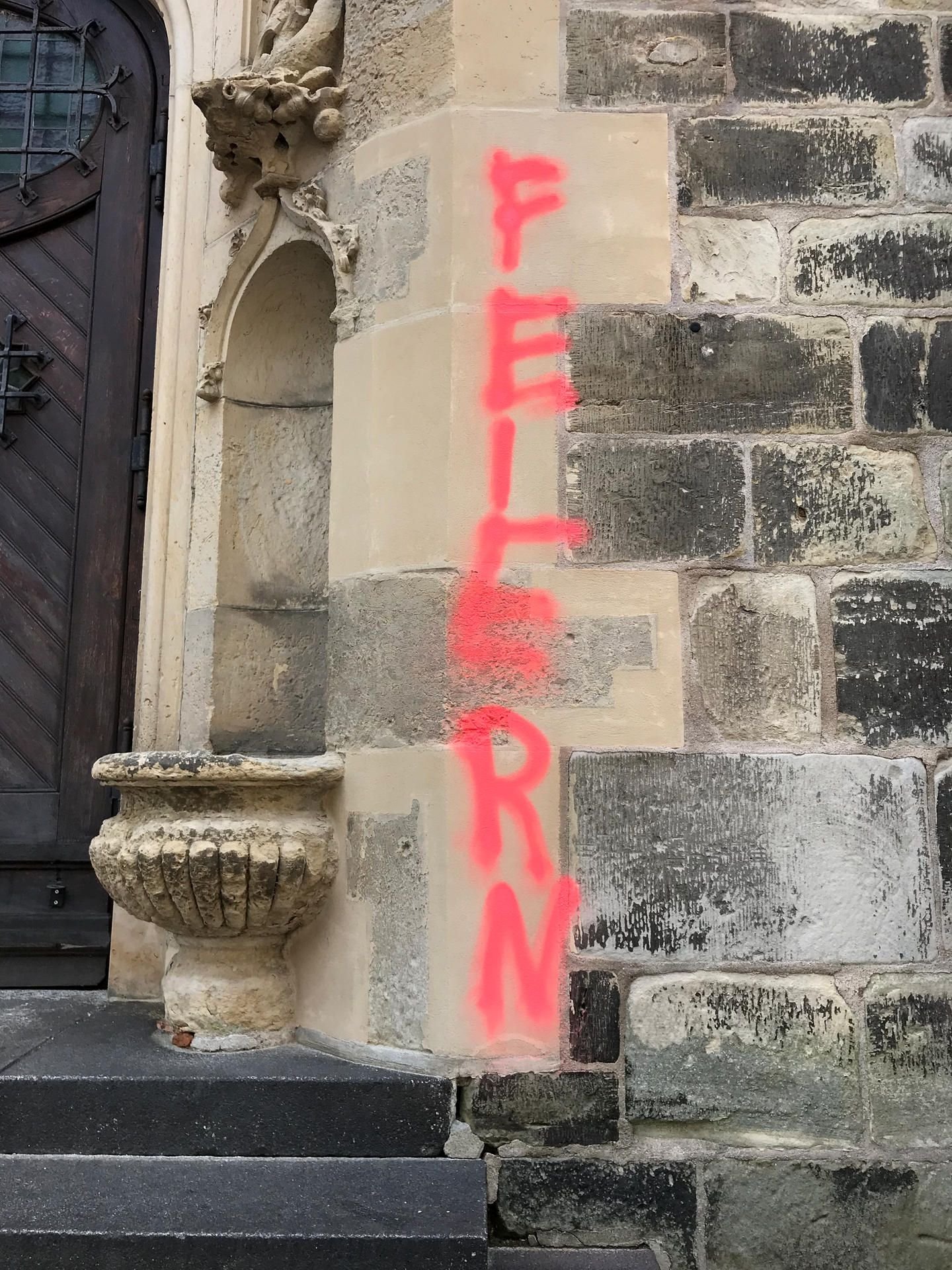 Am Westportal der Kirche wurde unter anderem dieser Schriftzug angesprüht.