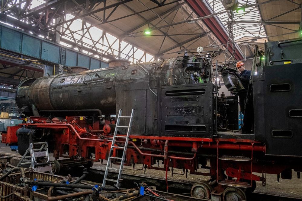 Die Lokomotive der Harzer Schmalspurbahn wird im Dampflokwerk in Meiningen (Thüringen) komplett auseinandergenommen