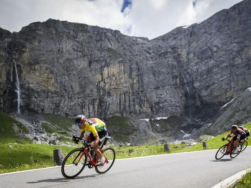 Richie Porte (l) auf der Abfahrt vom Klausenpass. Foto: Gian Ehrenzeller/KEYSTONE