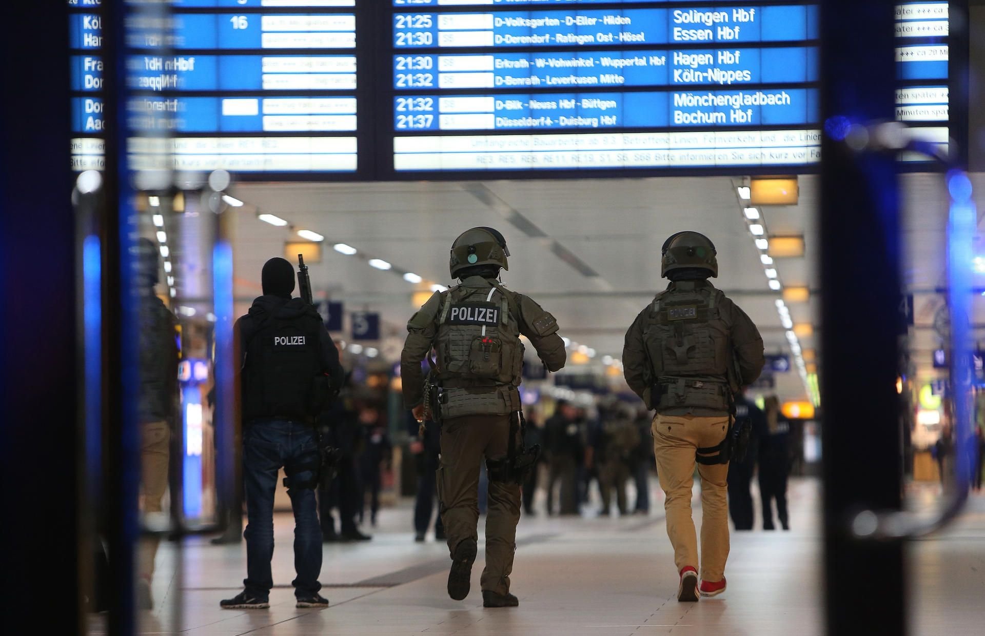 SEK-Kräfte im Hauptbahnhof von Düsseldorf.