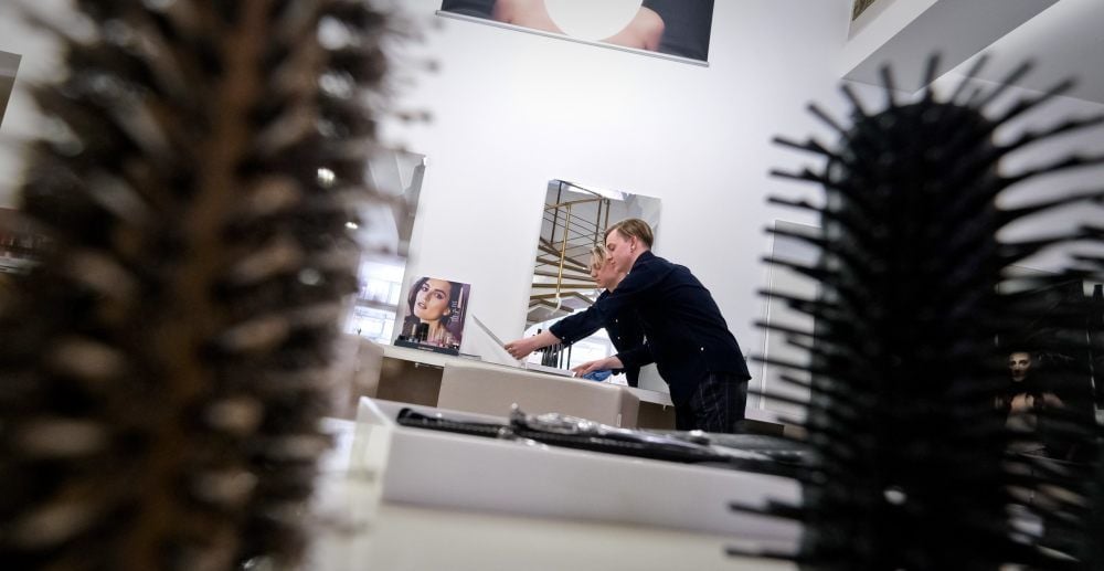 Im Friseursalon Garzareck in der Schmeerstraße putzt ein Mitarbeiter schon einmal den Salon.