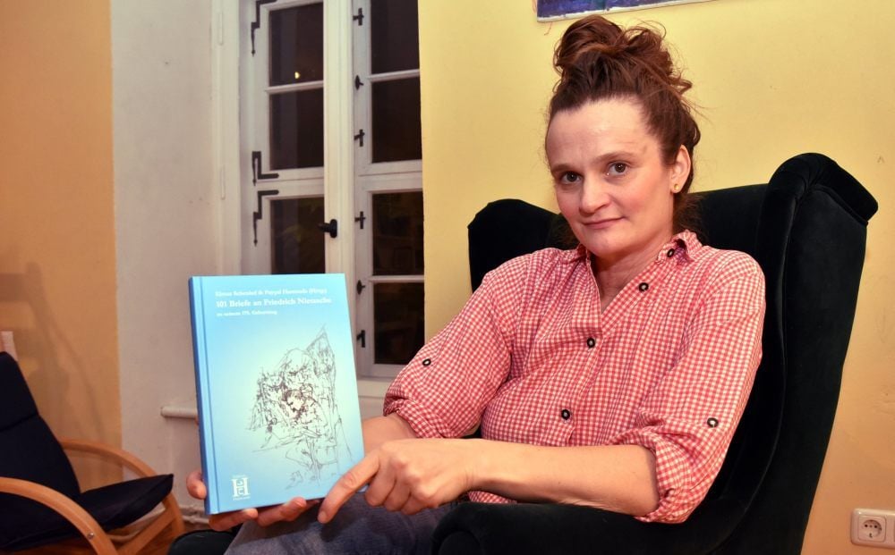 Stefanie Jung mit dem Brief-Band: Für die Illustrationen hat Richard Tauché gesorgt.