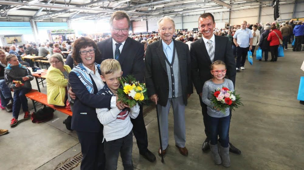 Seniorchef Wolfgang Vetter und ein Teil der Familie beim Fest des Reisebüros auf dem Verkehrshof: Sohn Wolfdietrich und Schwiegertochter Birgit (l.), Enkelsohn Thomas (r.) sowie Jannis und Luisa - zwei seiner vier Urenkel.