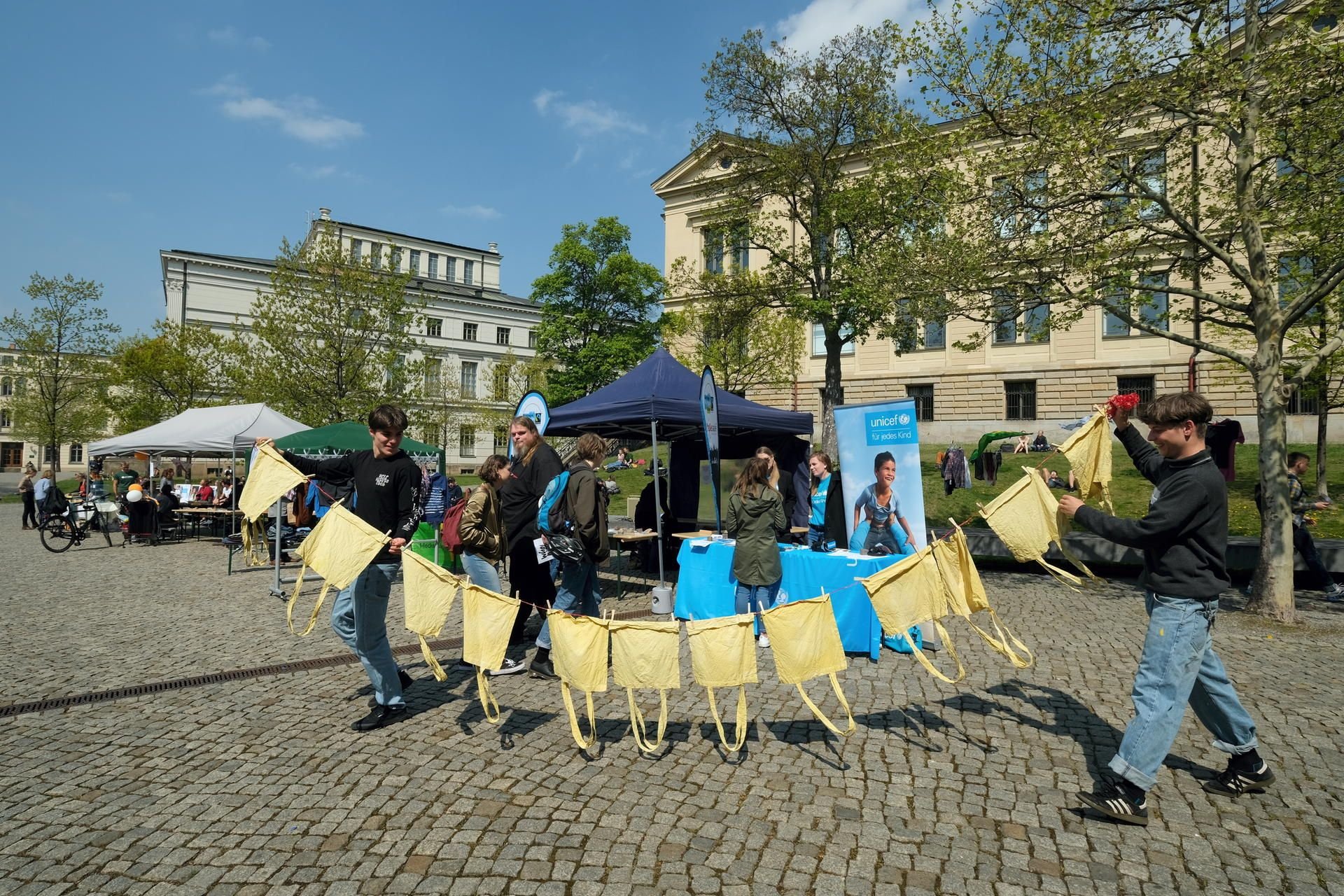 Fashion-Revolution Week 2019 auf dem Universitätsplatz. Bis 28. April finden hier wieder zahlreiche Veranstaltungen rund um das Thema Textilien, Fairen Handel und globale Gerechtigkeit statt.