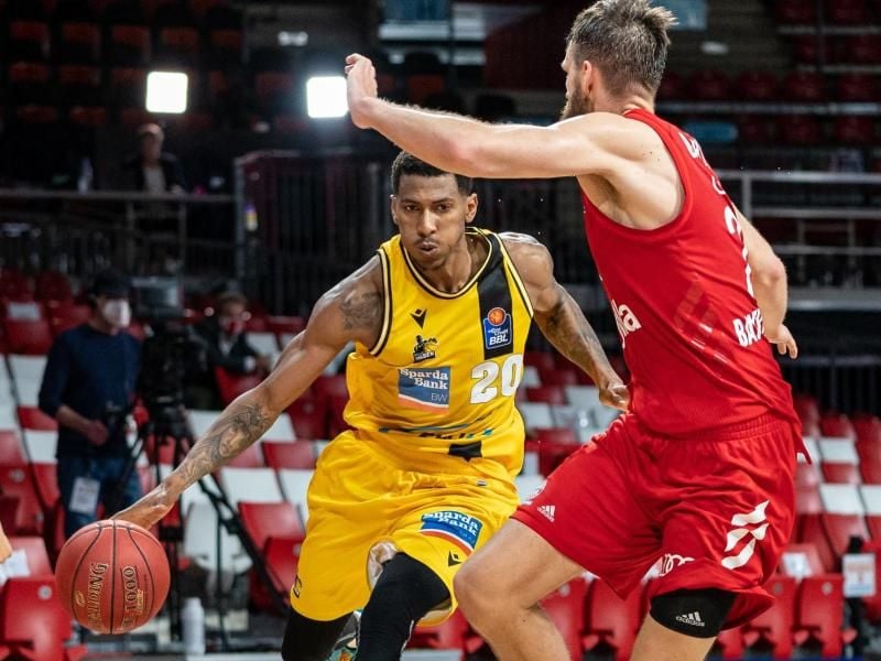 Der Ludwigsburger Thomas Wimbush (l) zieht gegen Bayerns Nationalspieler Danilo Barthel zum Korb. Foto: Ulf Duda/fotoduda.de/BBL/Pool/dpa