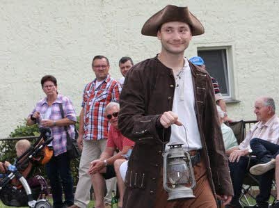 Er war einst wichtig im Ort, der Nachtwächter. Daniel Pätzold stellte ihn im Festzug dar.