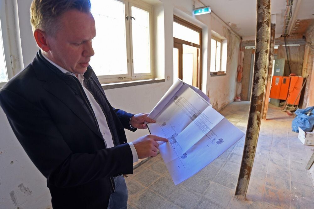 Marcel Osterburg erläutert die Pläne zur Sanierung der Poliklinik in Aschersleben.