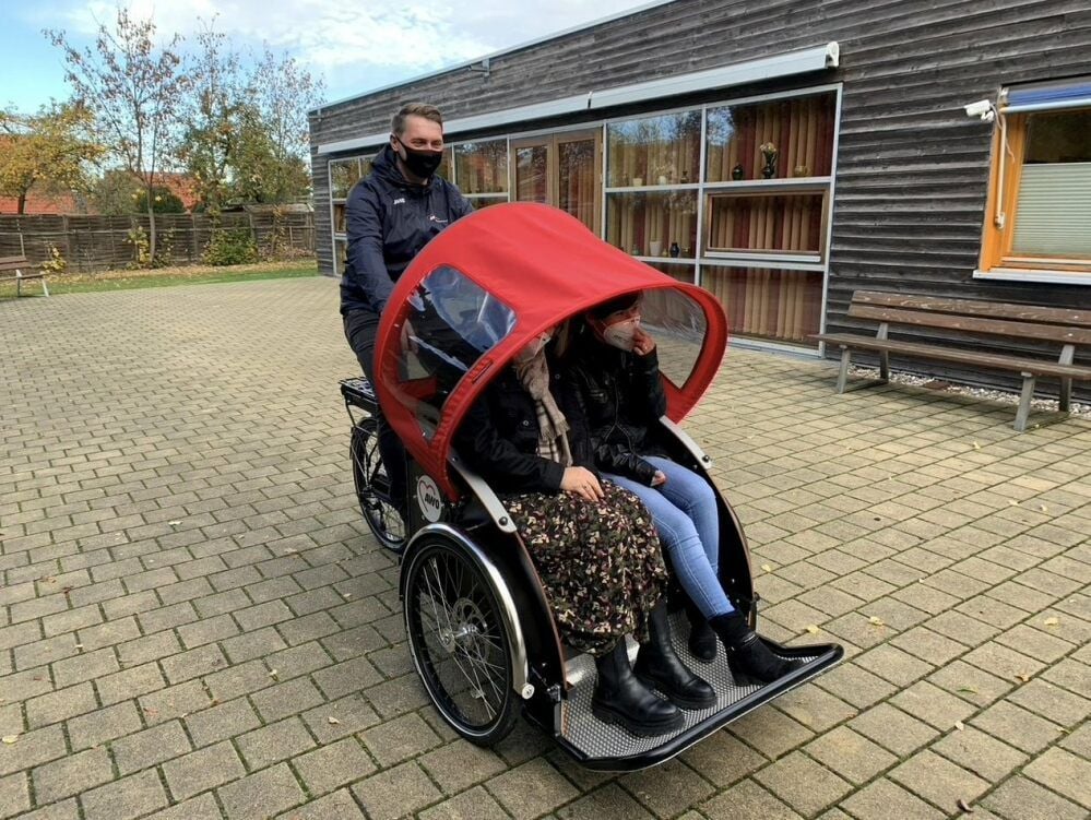 Zu einer Proberunde war Torsten Fulczynski mit der Rikscha in Hohenmölsen unterwegs. Bald sollen auch Heimbewohner damit durch die Stadt gefahren werden.
