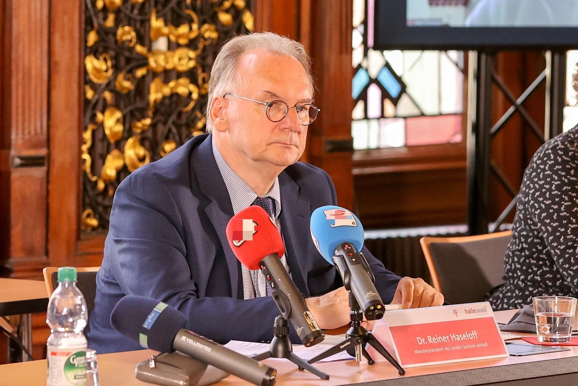 Sachsen-Anhalts Ministerpräsident Reiner Haseloff (CDU) in einer Pressekonferenz.