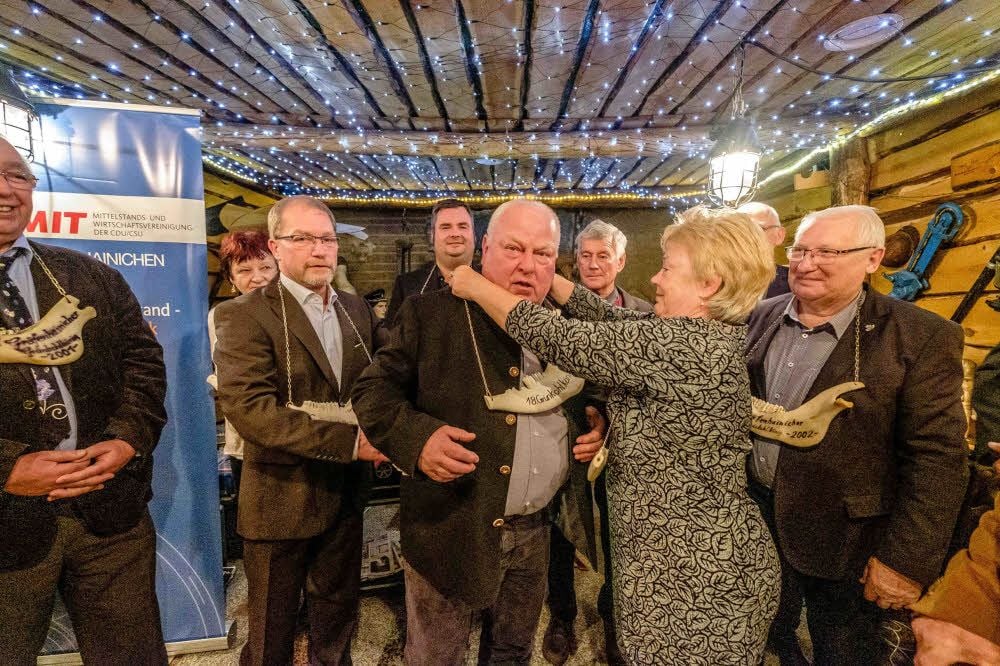 Klaus -Lothar Bebber darf nun auch das Ungetüm von Knochen tragen, das ihn als Grünkohlkönig auszeichnet. Damit hat ein Dessau-Roßlauer die Ehre in Gräfenhainichen.