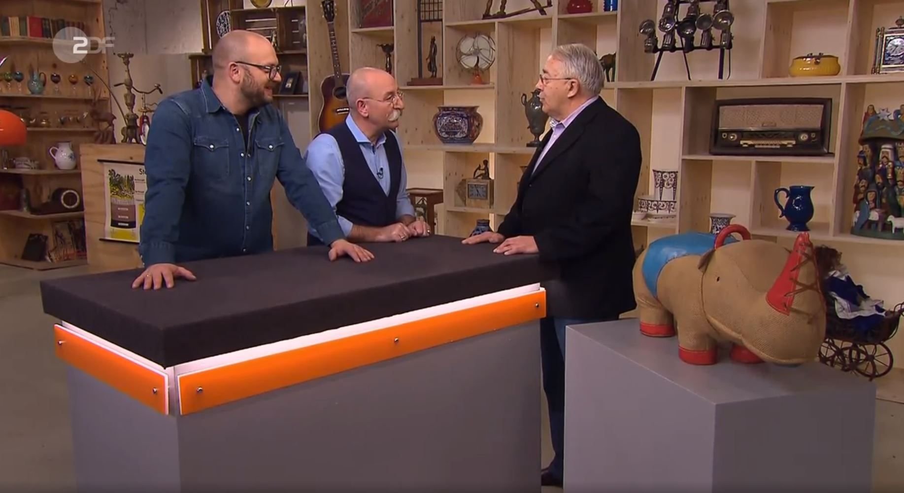 Karlheinz Pallapies (rechts) stellt der „Bares für Rares”-Expertise seine Rarität vor.