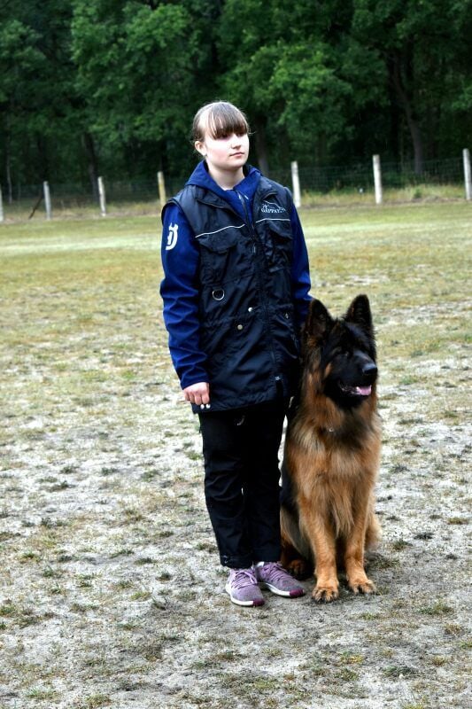 Lehrbuchmäßig: Mira Erdmann mit ihrem Schäferhund