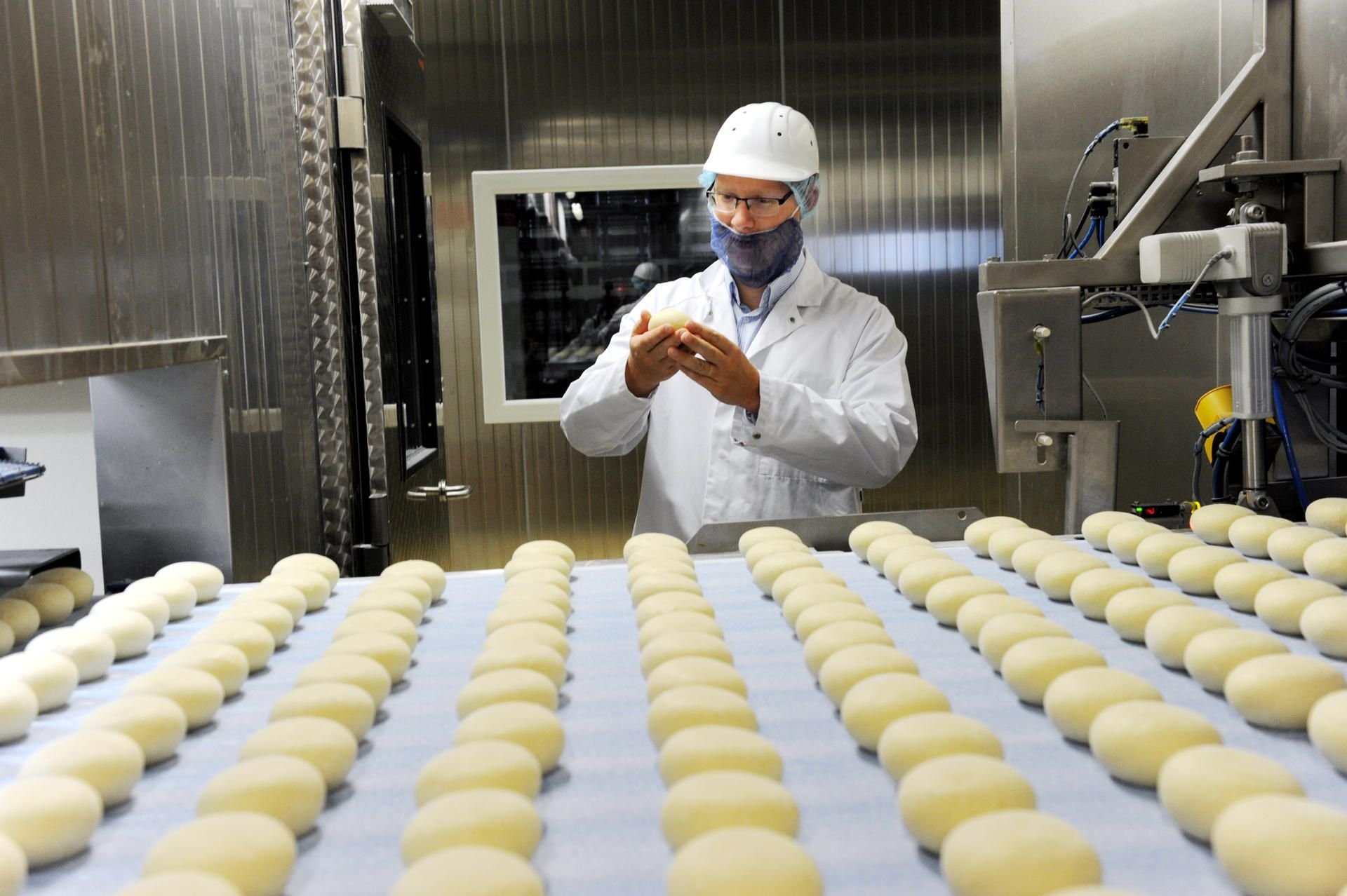 Aryzta-Deutschlandchef Sebastian Gooding kontrolliert auch regelmäßig die Produktion von Berlinern. Gooding ist in England aufgewachsen, für Aryzta war er zuletzt in Osteuropa tätig.