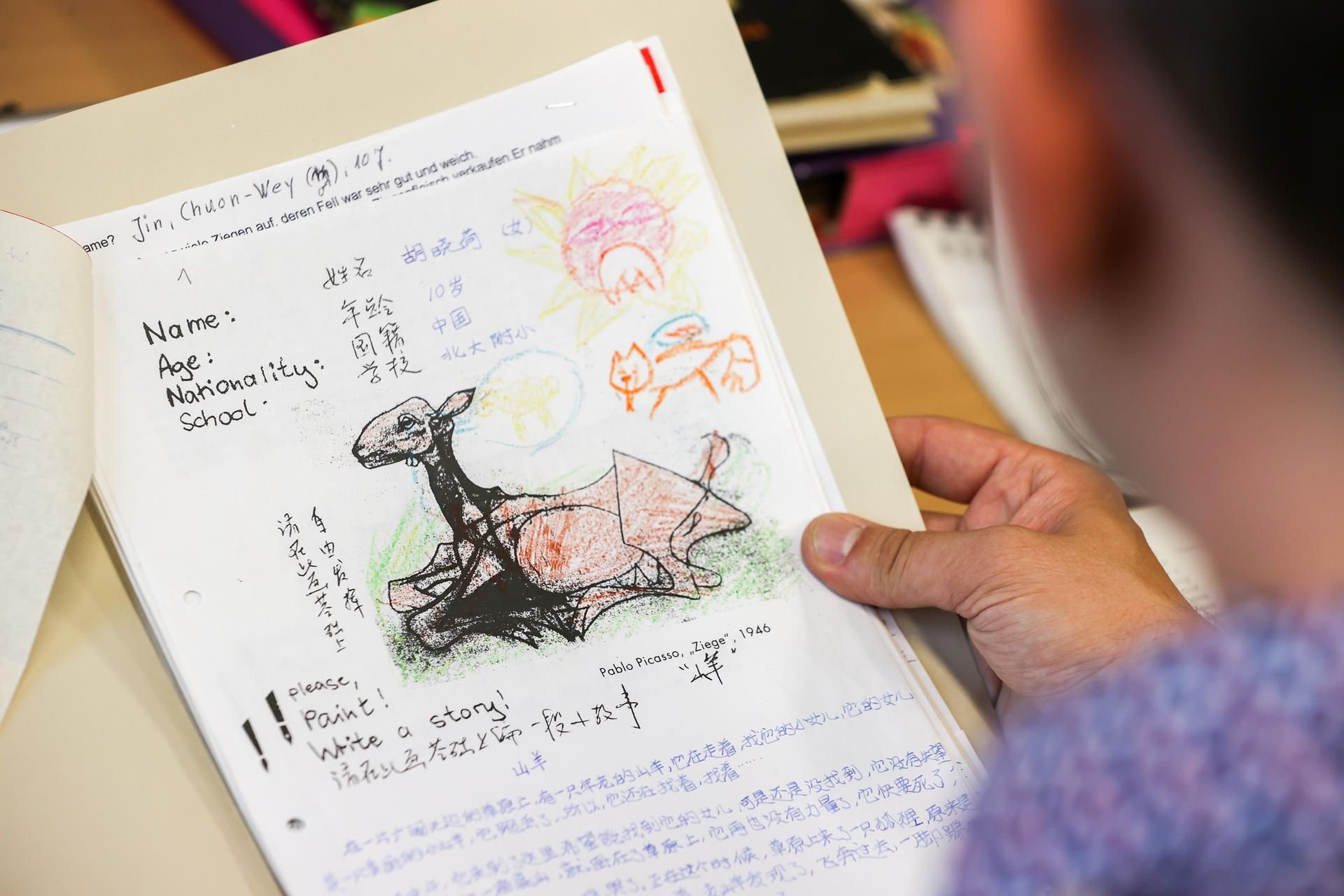 Michael Ritter, Professor für Grundschuldidaktik an der Martin-Luther-Universität Halle/Wittenberg, blättert in Texten chinesischer Kinder.