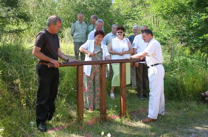 Symbolisch: Brunhilde Geyer schlägt den ersten Nagel in eine Holzkonstruktion an der Stelle des Bogens.