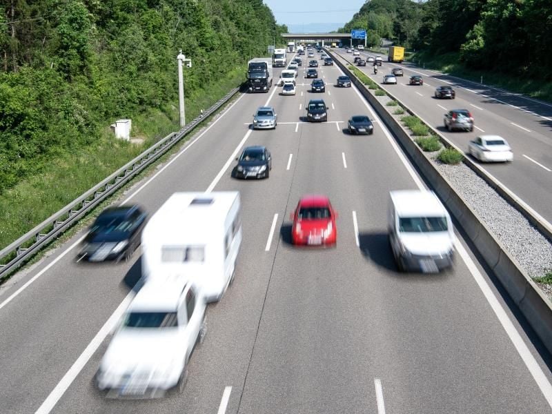 Wenn auf der Autobahn viel los ist, wird es schwer, sich in den fließenden Verkehr einzuordnen. Beim Auffahren sollten Autofahrer daher den Beschleunigungsstreifen voll ausnutzen. Foto: Fabian Sommer