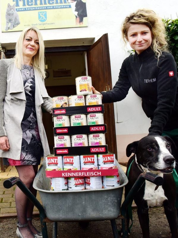 Tierheim Sangerhausen: Spenderin Kathrin Reimann (links) und Carolin Heinz