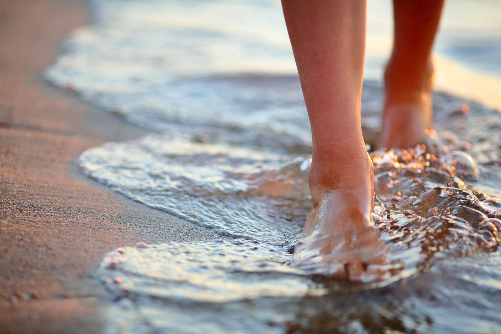Jeder Schritt zählt – und verdient Beachtung. Bewusstes Gehen tut nicht nur der Seele gut, es kann sogar die gesamte Gesundheit verbessern.