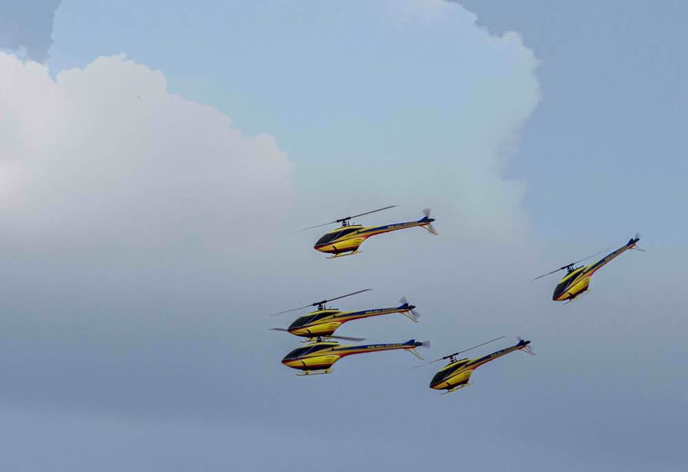 Die Modellhubschrauber des Teams USA beim Training.