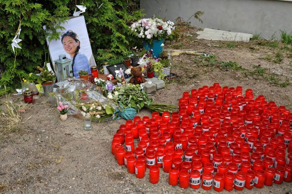 Mit Kerzen und Blumen ist der Fundort der Leiche geschmückt.