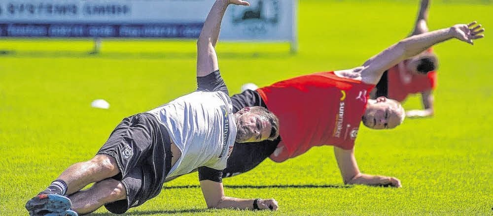 Trainer Torsten Ziegner (l.) machte neben Sebastian Mai die Übungen mit.