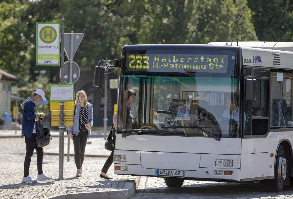 Die Linie 233 der Harzer Verkehrsbetriebe hält am Quedlinburger Bahnhof.