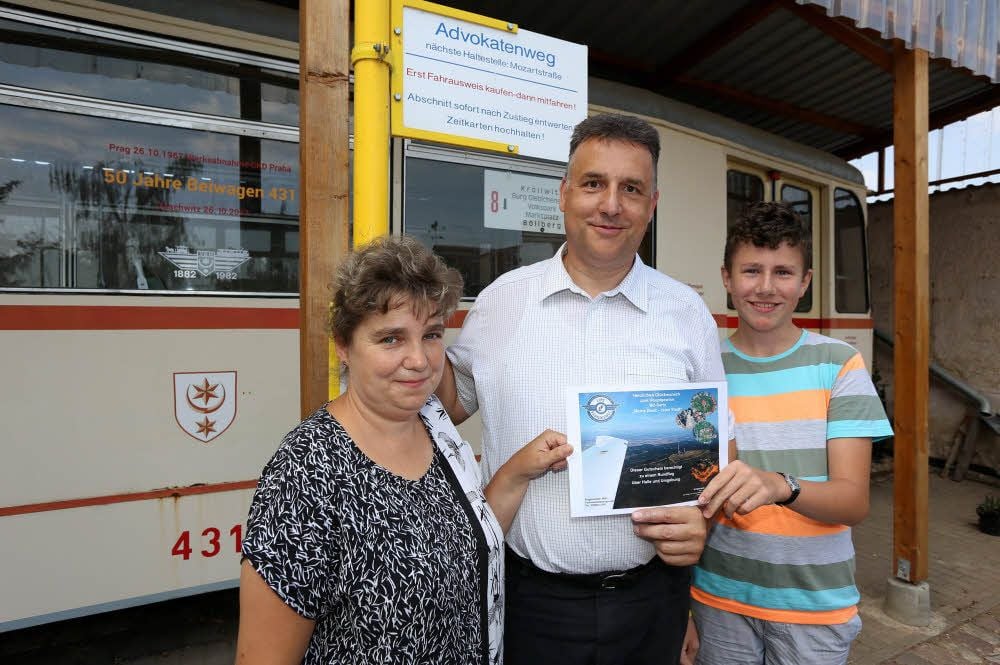Sandra und Holger Hänsch freuen sich zusammen mit ihrem Sohn Jonas auf den Rundflug über Halle.