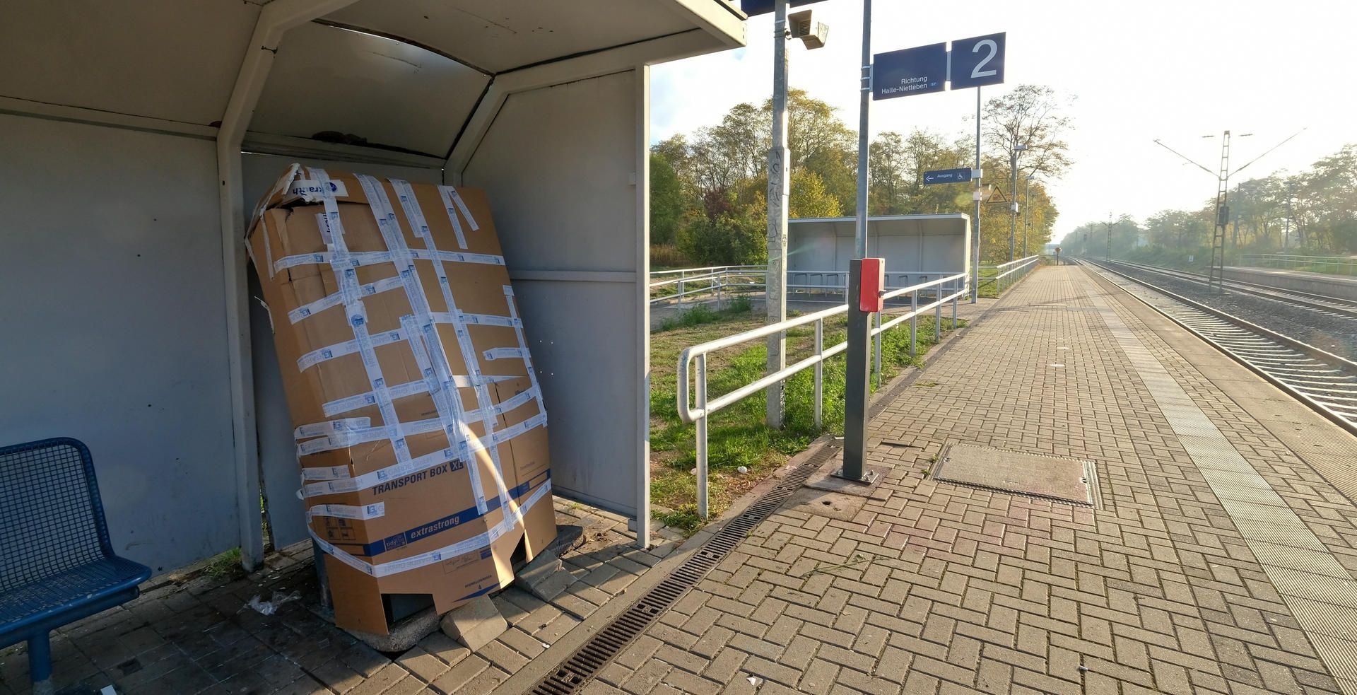 Am Bahnsteig 2 des Bahnhofs Südstadt in Halle ist am Samstagabend ein Fahrkartenautomat explodiert.