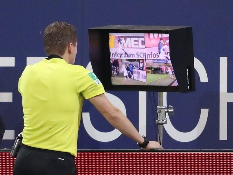 Stellt dem Video-Assistenten ein gutes Zeugnis aus: Bundesliga-Schiedsrichter Patrick Ittrich. Foto: Friso Gentsch/dpa