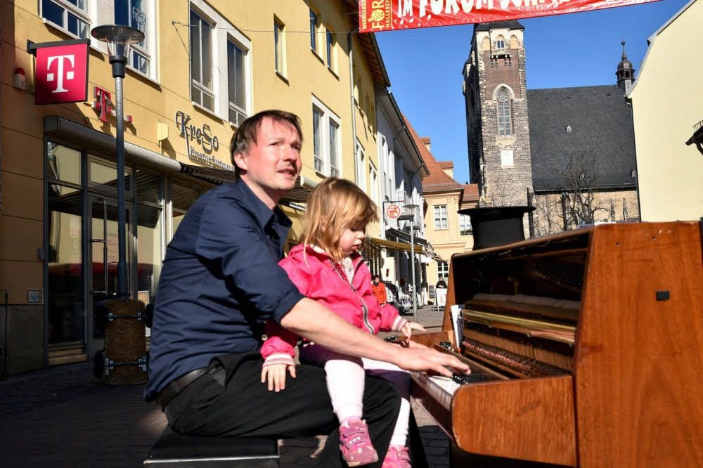Andreas Güstel spielt mit der zweijährigen Lisa Marie Klavier.