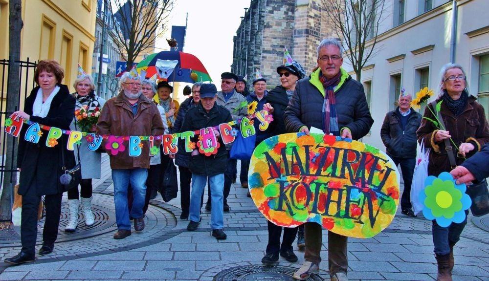 Eine Delegation von 20 der rund 60 Malzirkel-Mitglieder bewegte sich zum 75. Geburtstag von Hartmut Schmiegel zu dessen Haus in der Schulstraße.