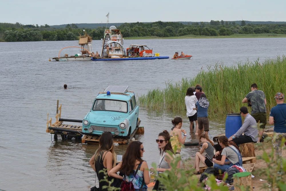 Ferropolis-Beach: Die „Insula Communis“ ist immer in Reichweite.