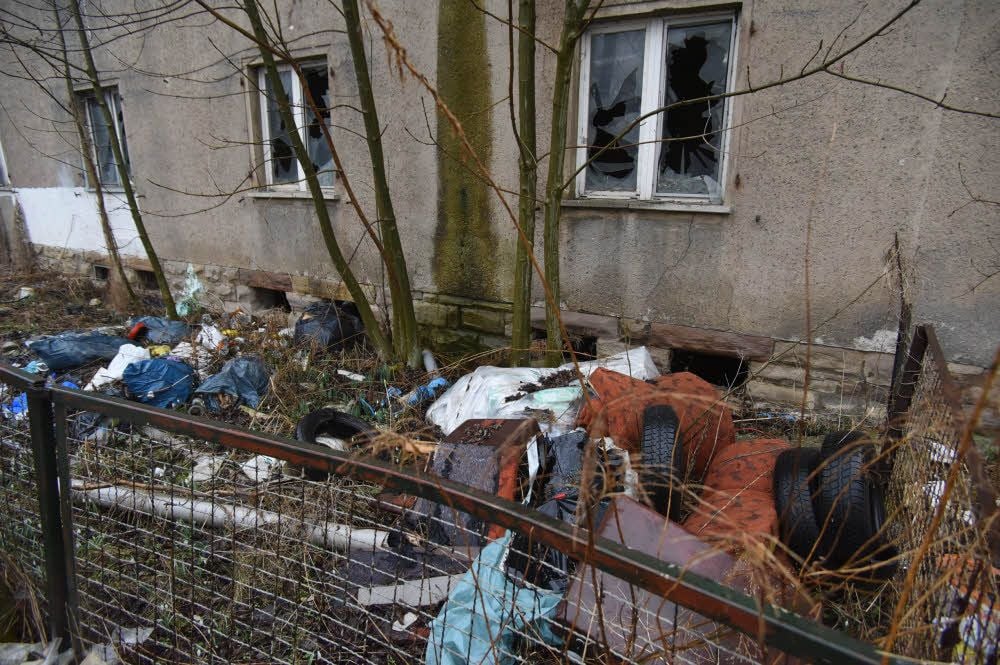 Die ehemaligen Gemeindehäuser in Zangenberg haben sich schon wieder in eine wilde Mülldeponie verwandelt. Auch Ratten gibt es.