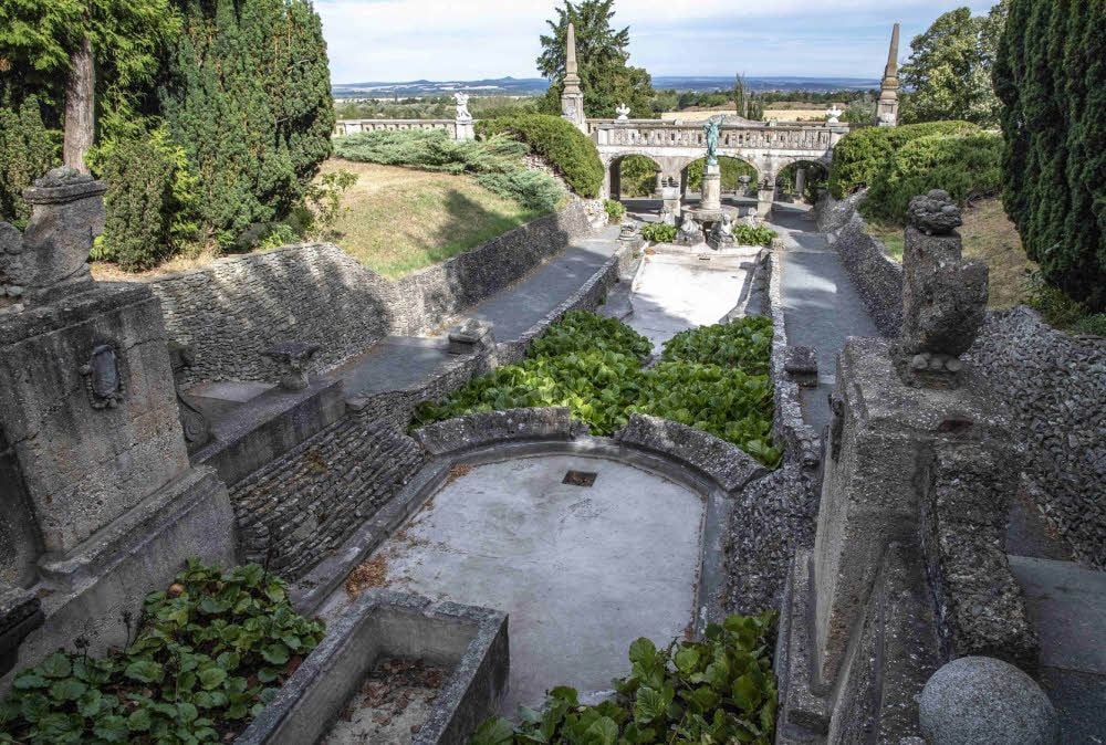 Für die Wasserkaskade im Park der Roseburg wird eine neue, leistungsstarke Pumpe gebraucht.