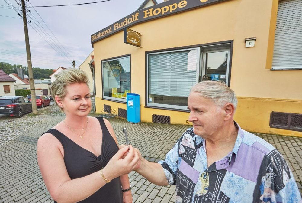 Bäckermeister Rudolf Hoppe übergibt den Ladenschlüssel an Ramona Latsch, die ab Donnerstag in Plötzkau Brot, Brötchen und Kuchen verkaufen lässt.