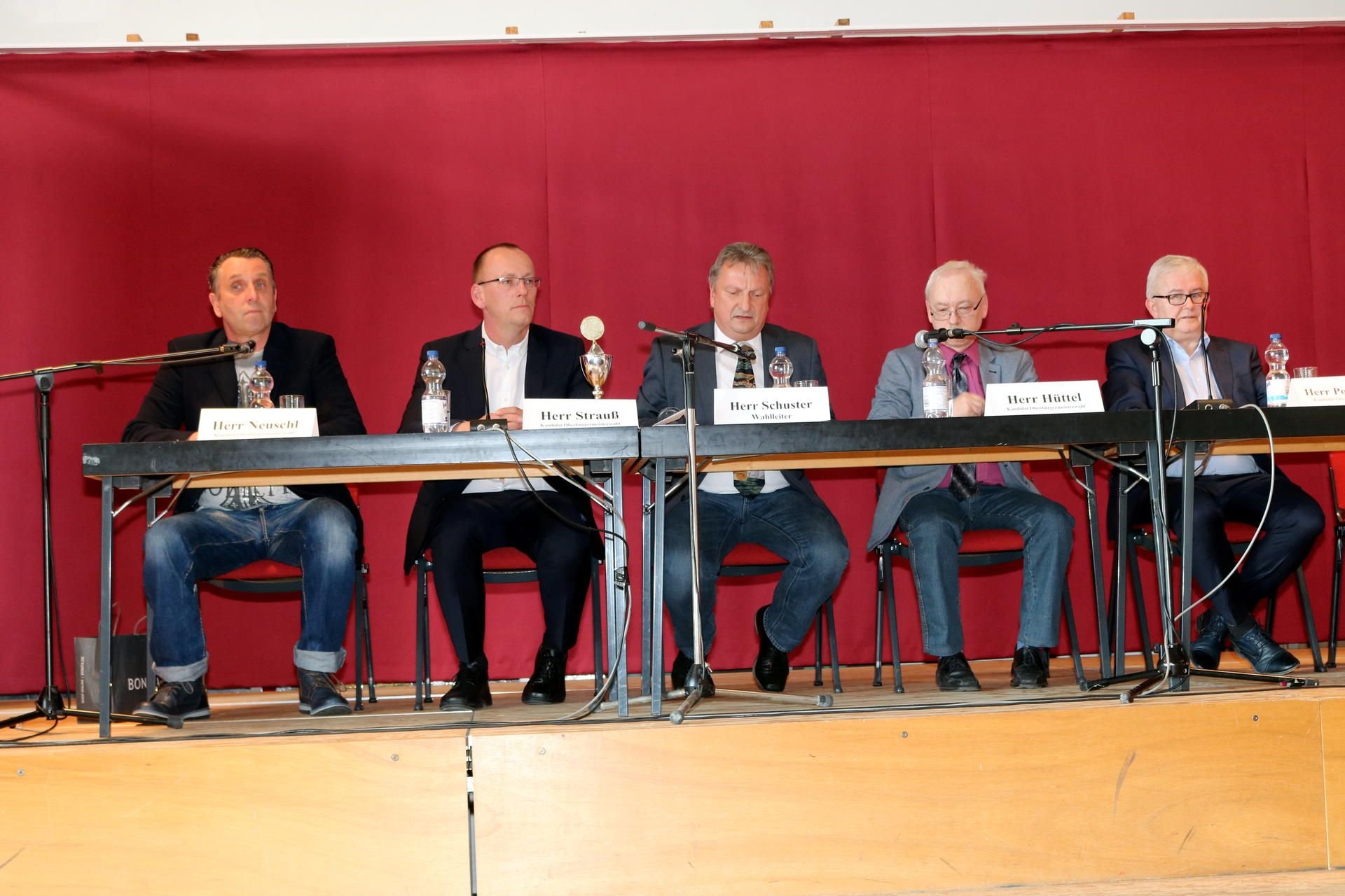 Moderiert wurde die Veranstaltung von Wahlleiter Jens Schuster (Mitte). Bei der Wahl treten Amtsinhaber Ralf Poschmann (CDU, re.), Holger Hüttel (Die Linke, 2.v.re.), Sven Strauß (SPD, 2.v.l.) sowie die beiden Einzelbewerber Gerald Neuschl (li.) und Patrick Graul an. Graul nahm nicht am Wahlforum teil.